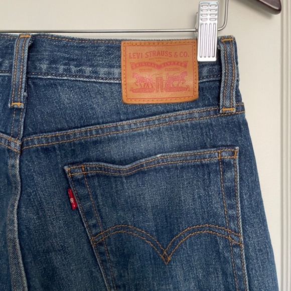 Distressed Wedgie Levi’s Jeans - Picture 5 of 7